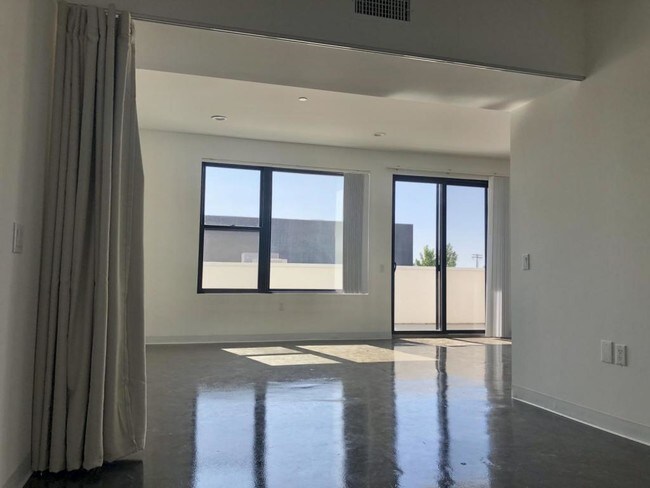 Building Photo - 3953 First Ave #204