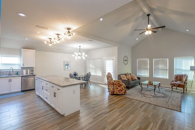 Building Photo - 514 Prado Dr