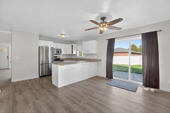 Building Photo - Impressive 5 bed/3 bath twin home in Chubbuck with just under 3000 square feet.