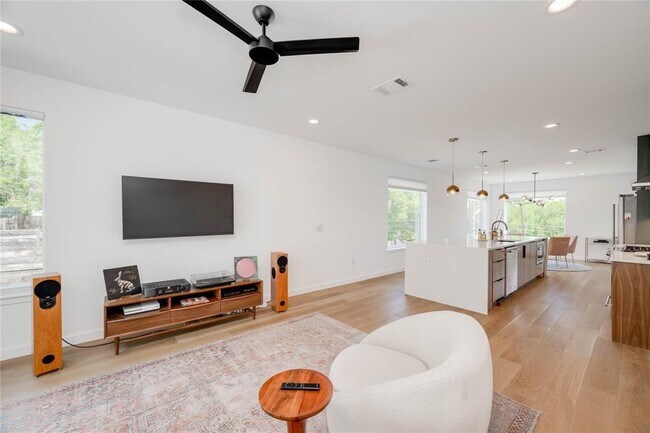 Building Photo - 1208 Luna St