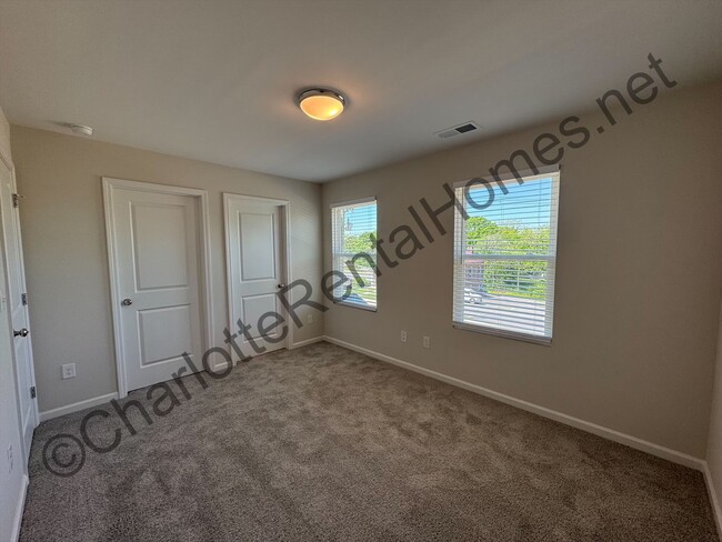 Building Photo - New 3 bed 2.5 bath home in Hickory!