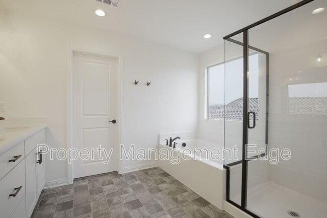 Building Photo - 4470 Hickory Ct
