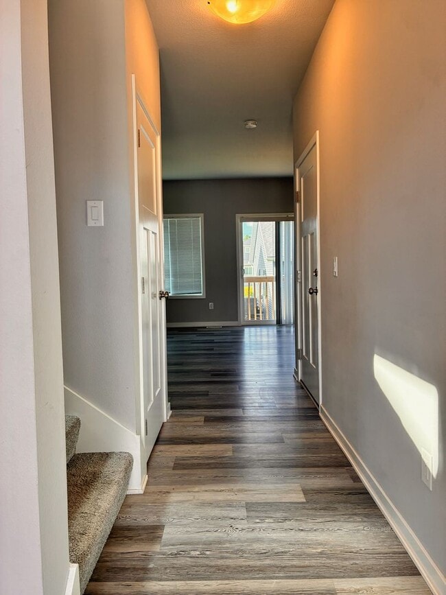 Building Photo - Spacious 3BR 2.5ba house in Urbandale, available NOW!