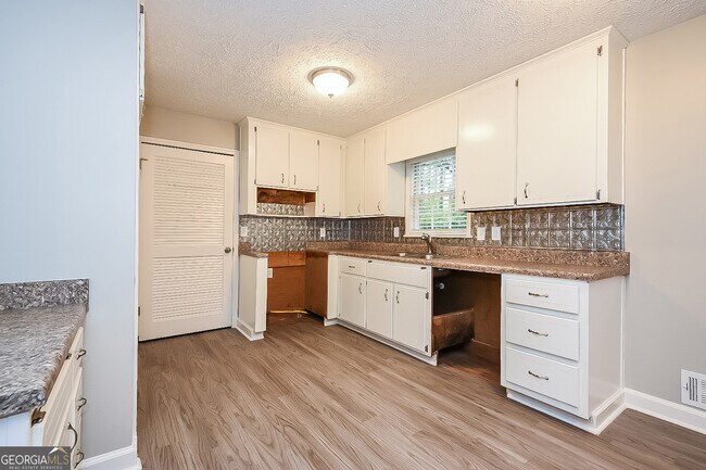 Building Photo - 220 Carmichael Rd