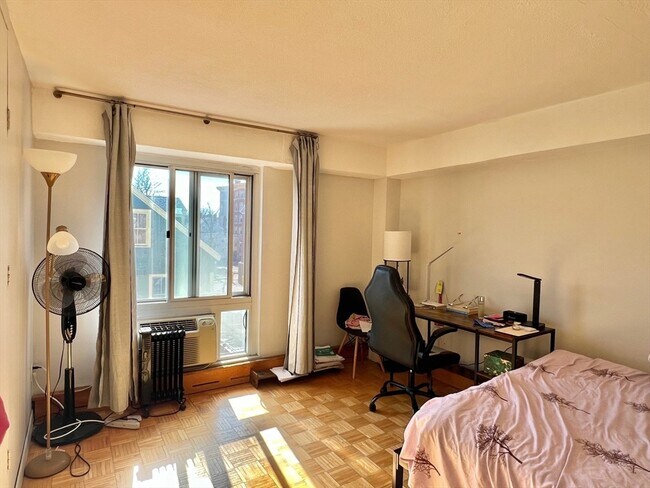 Building Photo - 4 Trowbridge Pl