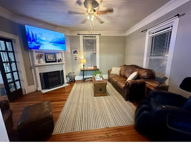 Building Photo - **Charming Small-Town Home Near Clark's Hi...