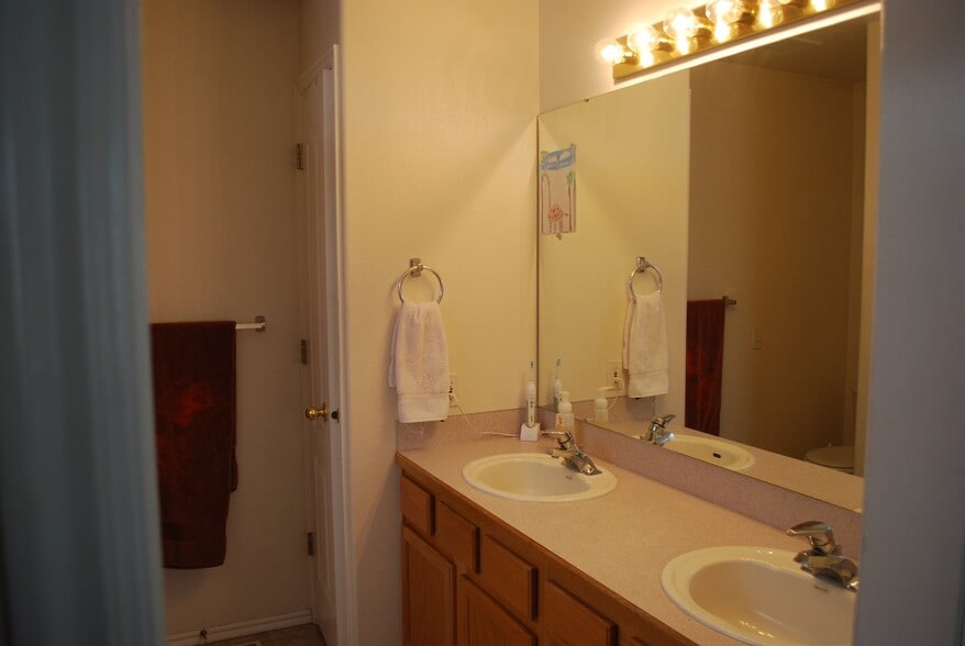 Building Photo - 2108 S Linda Vista Pl