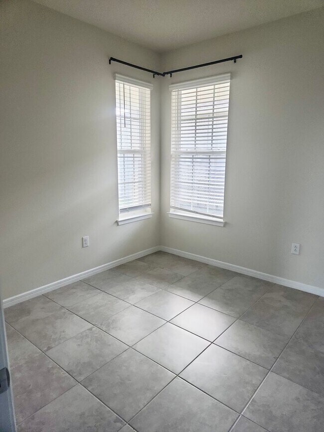 Building Photo - Call Ed for showings (352) 217-0284