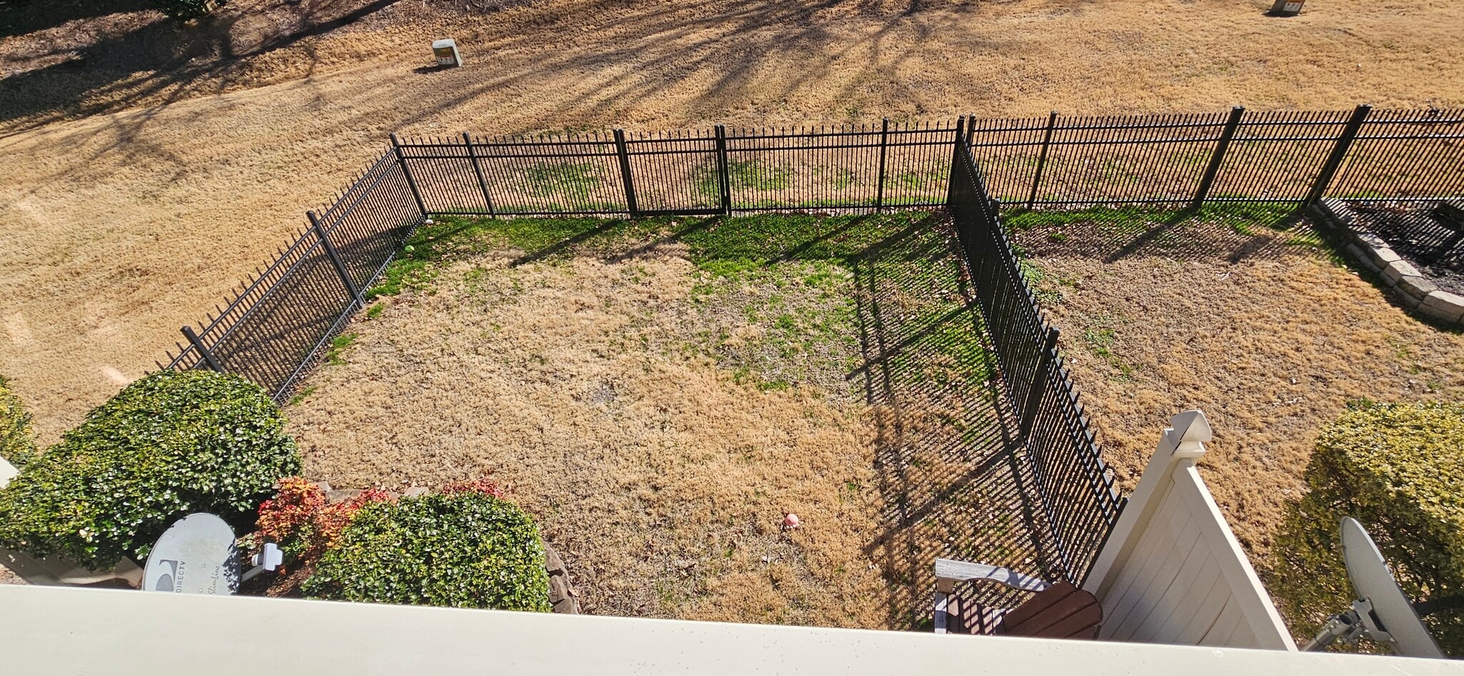 Fenced backyard view from kitchen balcony - 423 Panorama Park Pl