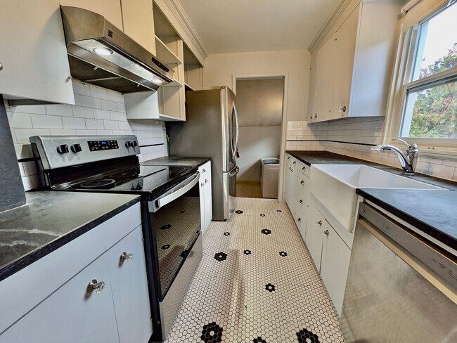 Building Photo - Darling 2 Bed 1 Bath 1940's Cottage Near Multnomah Village is a Must See!