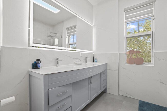 Building Photo - 616 NW 38th Cir