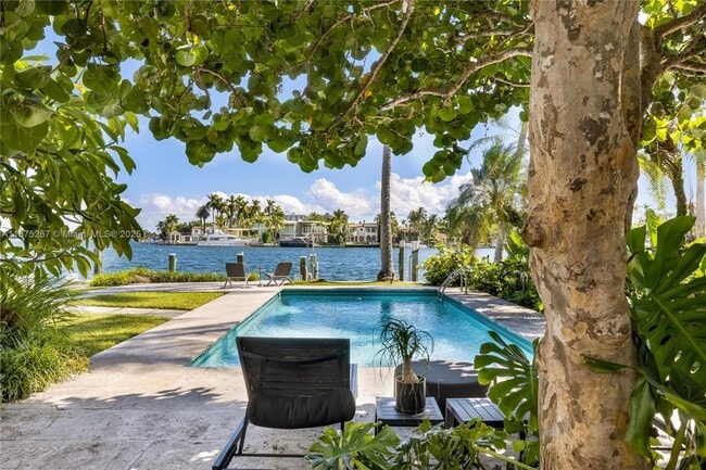 Building Photo - 625 E Dilido Dr