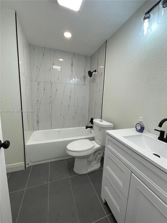 Building Photo - 365 NW 4th Ct