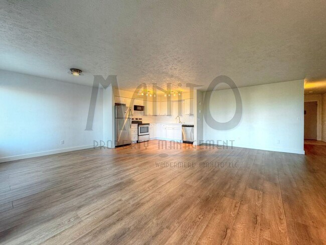 Building Photo - Spacious South Hill Condo