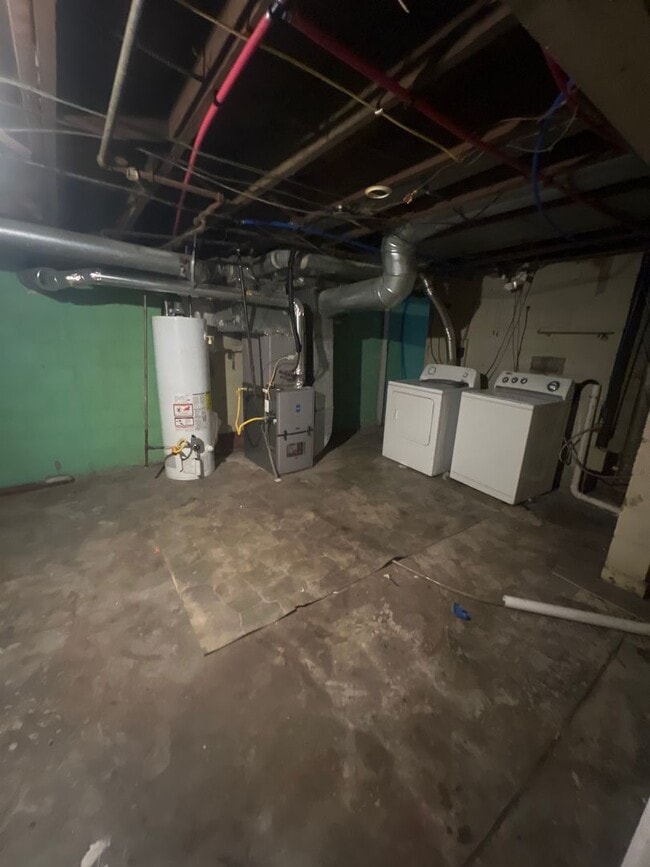 Building Photo - Spacious 3 bedroom 2 bath!