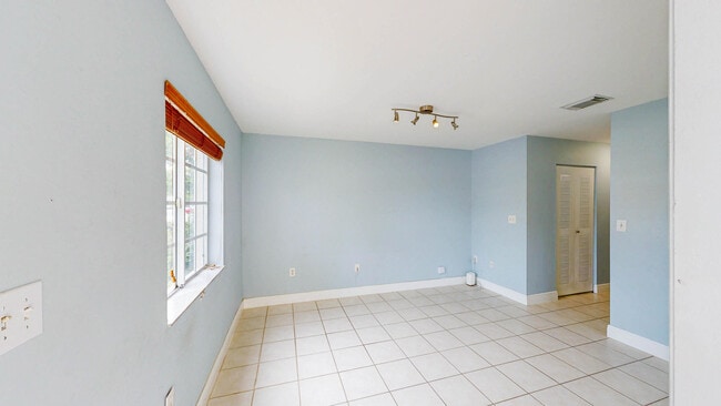 Building Photo - 18712 SW 100th Ave