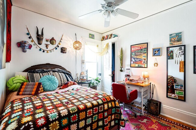 Building Photo - Bright and Sunny 3 Bedroom Upper