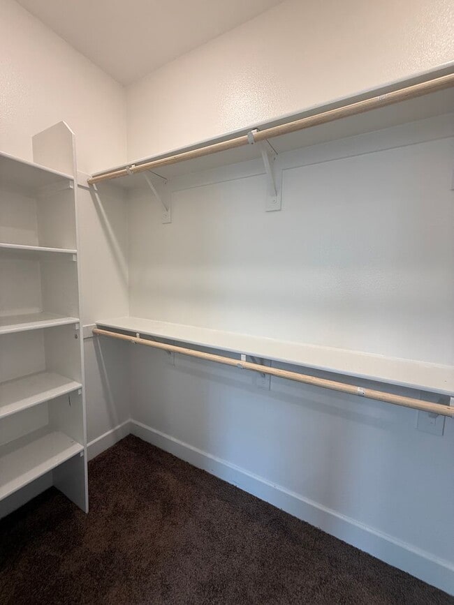 Building Photo - 3 bedroom + loft, 2 1/2 bath townhome in amazing Simi Valley location