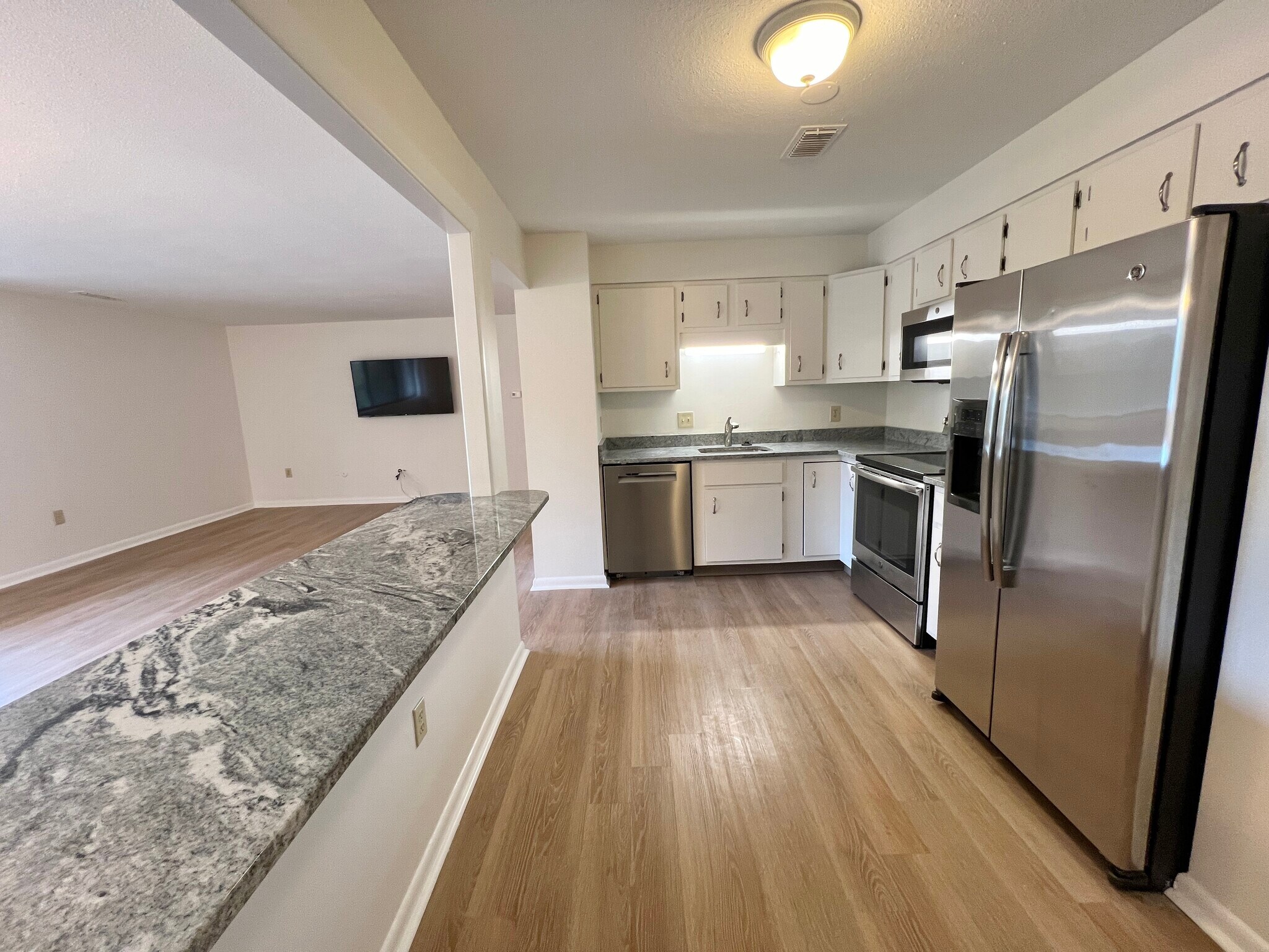 Building Photo - 1004 Paradise Rd