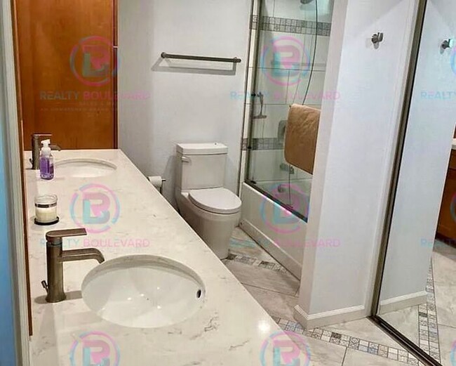 Building Photo - Spacious 4-bedroom, 3-bath home located in...