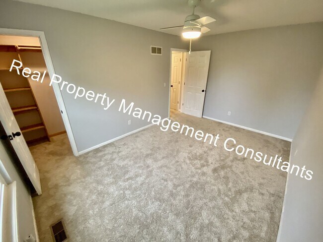 Building Photo - California Split-Level in Lee's Summit Sch...