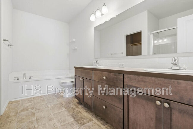 Building Photo - 1918 S Elm Pl