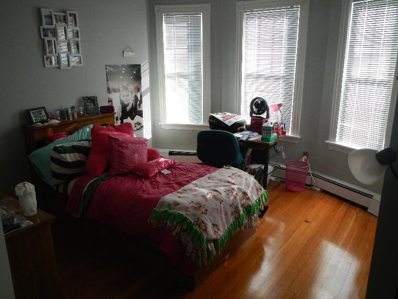 Building Photo - 10 Bucknam St