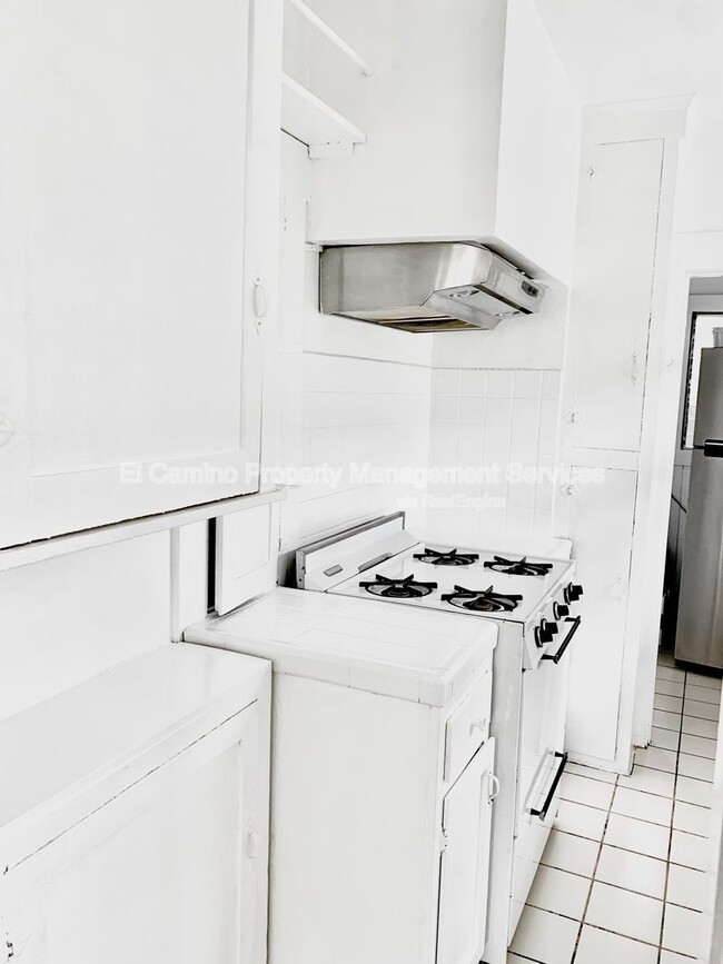 Building Photo - 5758 Pickering Ave