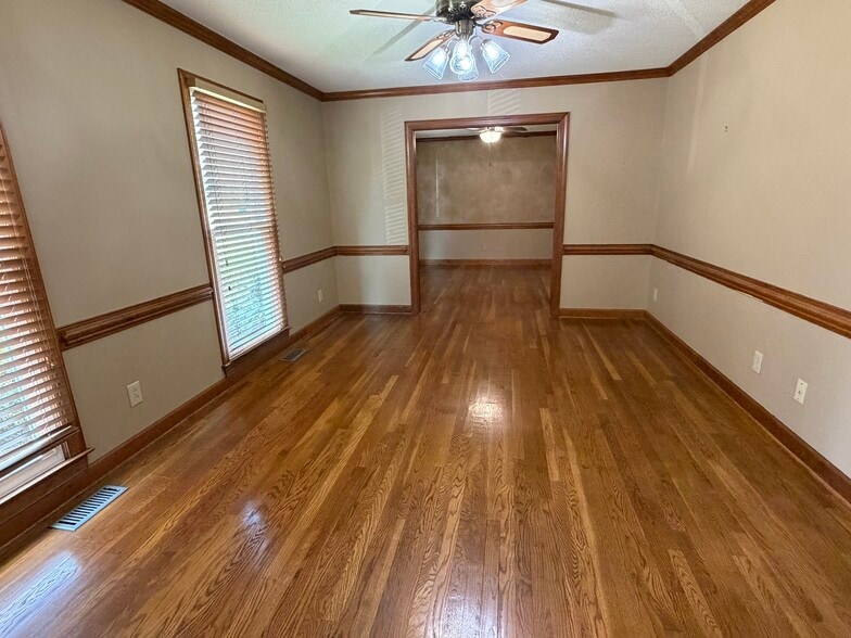 Building Photo - 3901 Buncombe Dr