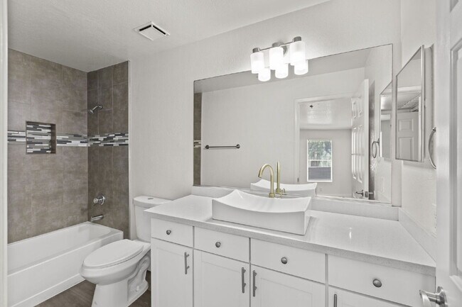 Building Photo - "Spacious 2-Bed, 2-Bath Condo Retreat in the Heart of Las Vegas!"