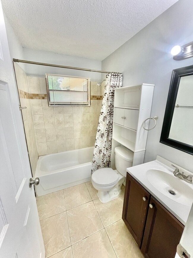 Building Photo - 3BR 1BA Annual Rental Available Now