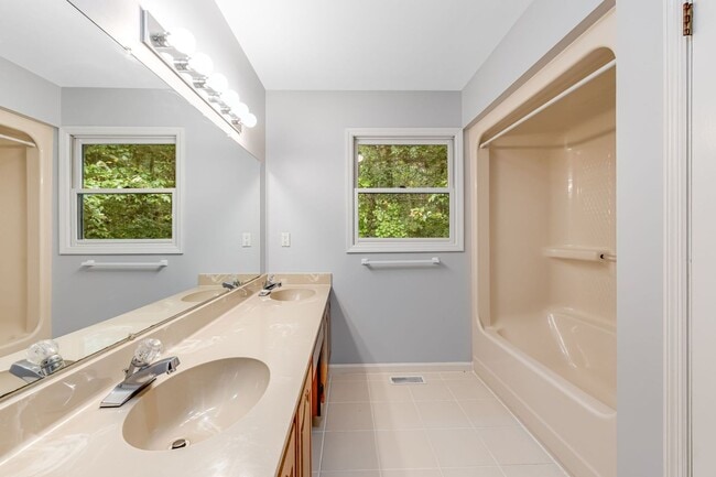 Building Photo - Bright 2-Bedroom Townhouse with Garage & Pool on Tunnel Road (6-Month & 12-Month Options Available)