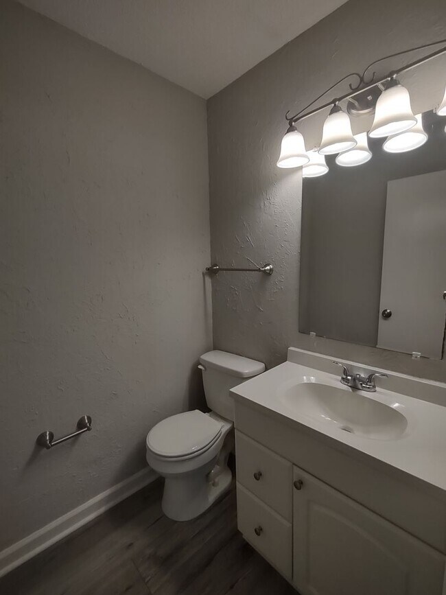 Building Photo - Pristine move-in ready condo located in Di...
