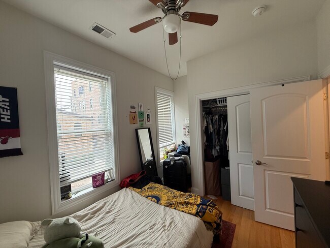 Building Photo - 846 N Hermitage Ave