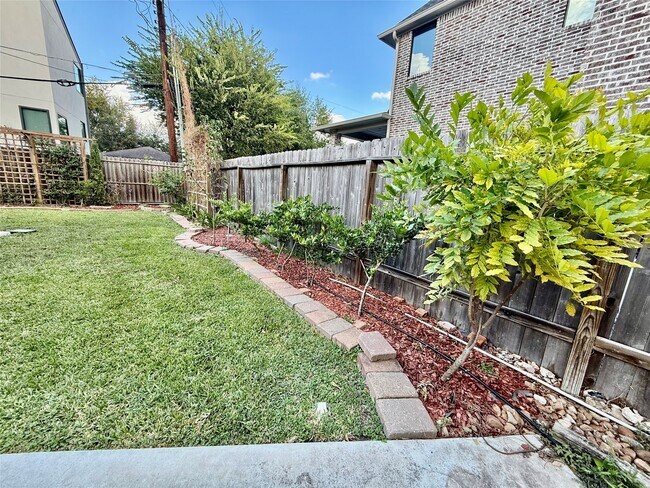 Building Photo - 3834 Linklea Dr