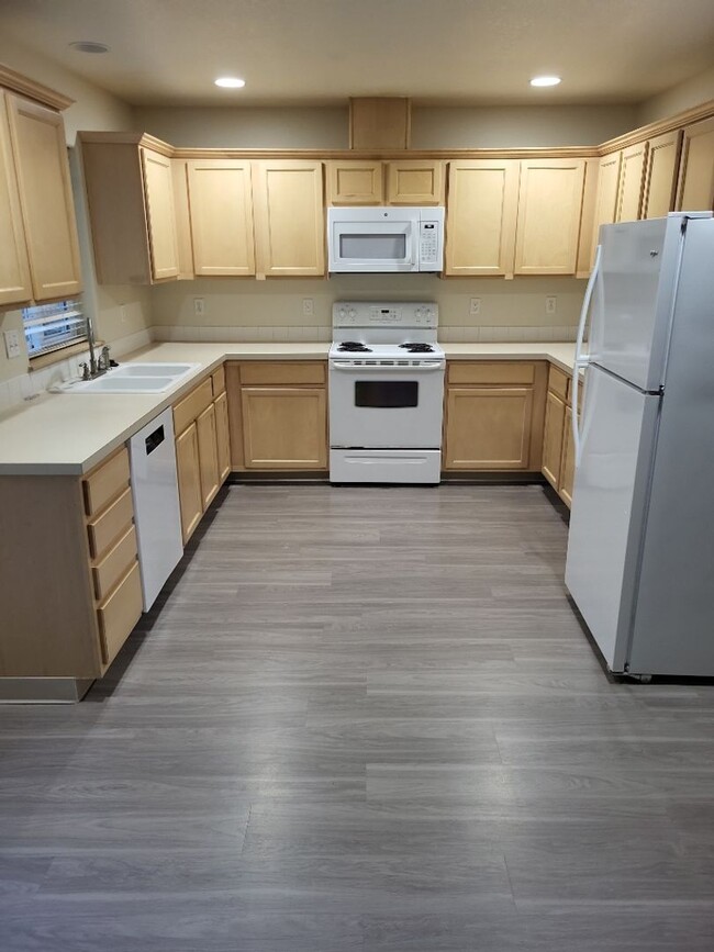 Building Photo - Camas Townhome with Beautiful Grey Laminate Flooring and Attached Garage
