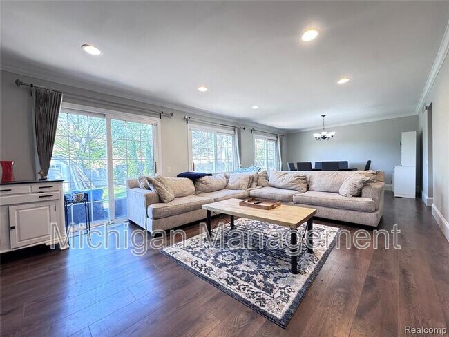 Building Photo - 5203 Forestdale Ct