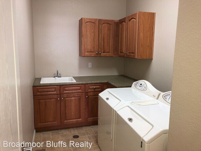 Building Photo - 5 br, 3.5 bath House - 9667 Carriage Creek...