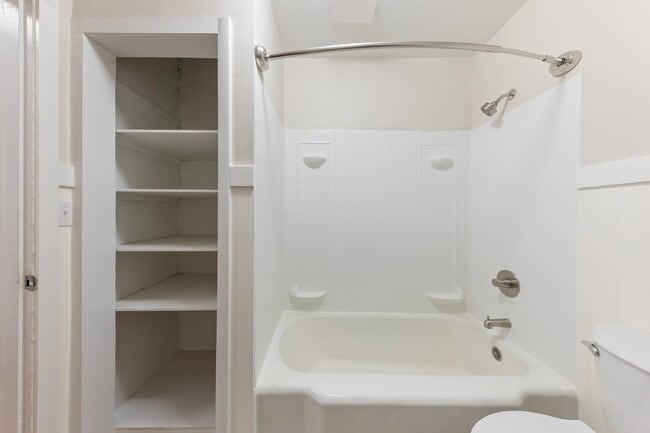 Building Photo - Charming Remodeled Duplex: Pet Friendly!