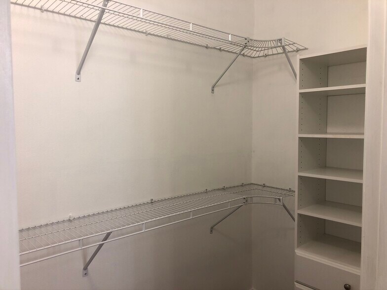 Building Photo - 388 E Ocean Blvd