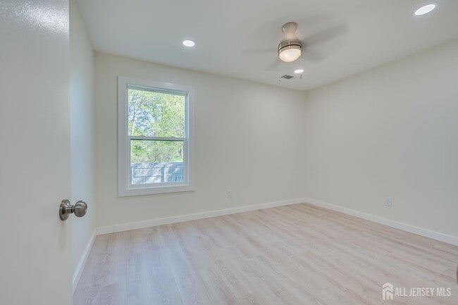 Building Photo - 6 Woodbury Rd