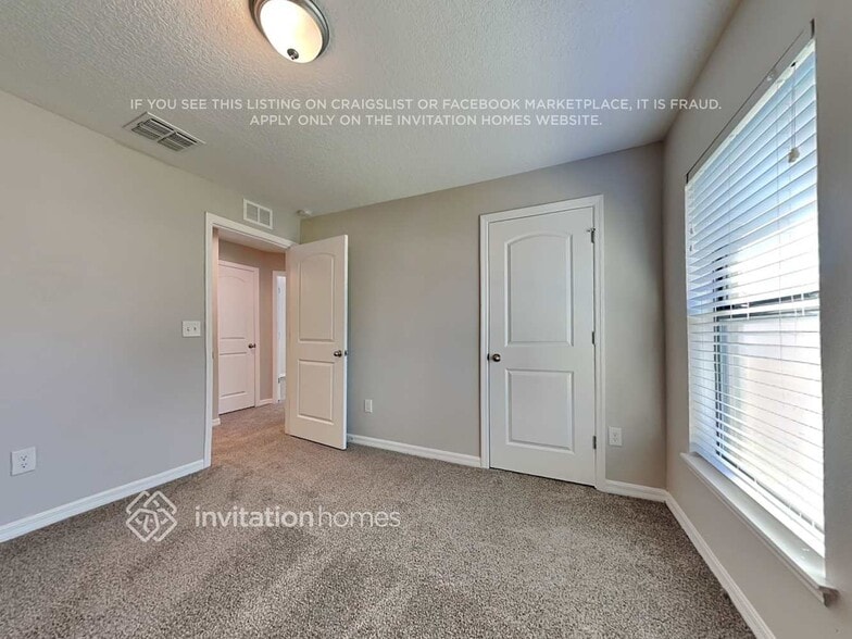 Building Photo - 11833 Thicket Wood Dr