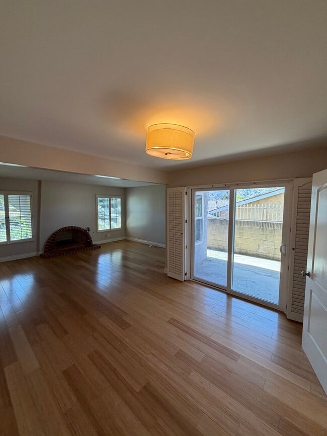 Building Photo - Beautiful 3 Bedroom Home in Avocado Heights