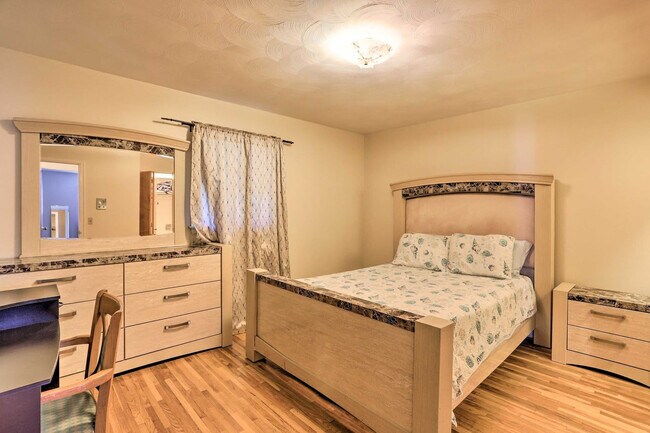 Building Photo - 1960 Pinelawn Dr