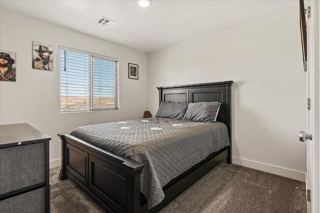 Building Photo - "Spacious 4-Bedroom Townhouse Retreat on S...