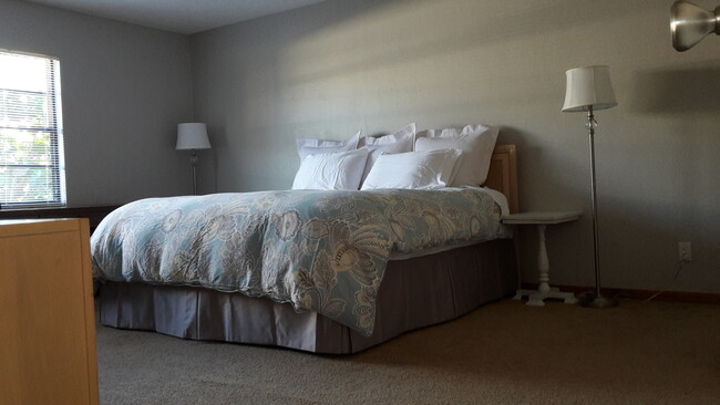 Master bed, king bed - 47 Sea Island Dr N