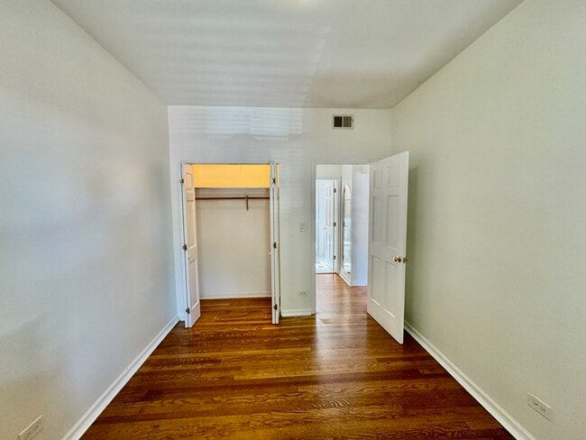 Building Photo - 6042 N Kenmore Ave
