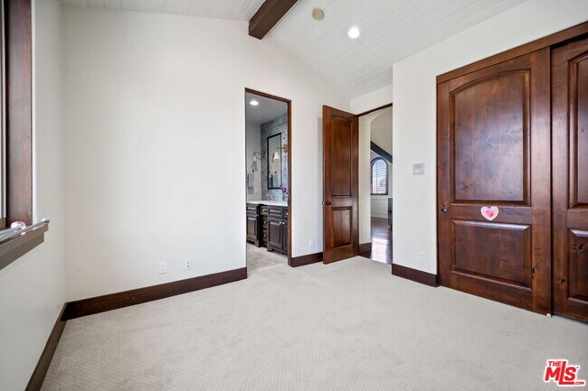 Building Photo - 2901 Oak Ave