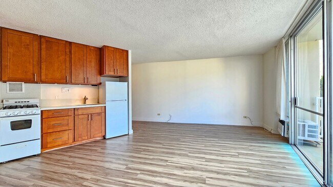 Building Photo - Holiday Village - renovated studio with on...