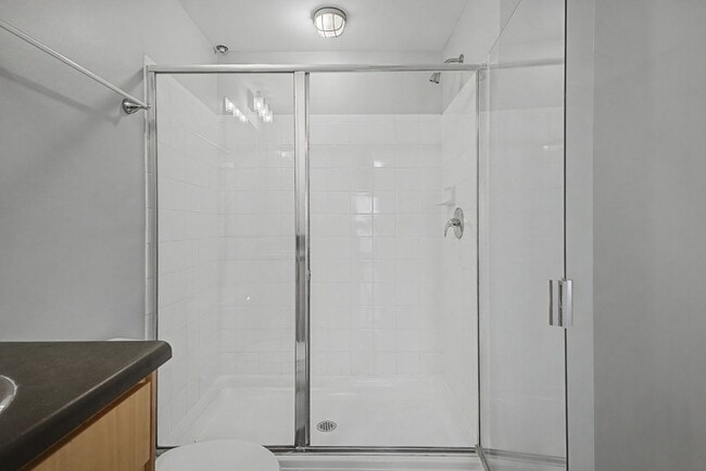 Building Photo - Penthouse-level 1 bed / 1 bath Condo at Bristol on Broadway